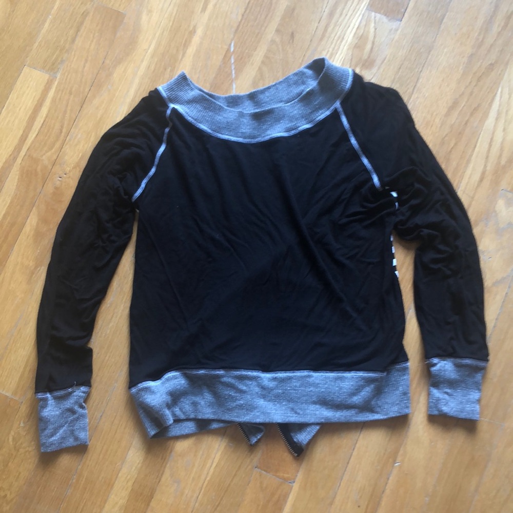 Soft long sleeve shirt with cool zip design on bottom of back. Longer in back M